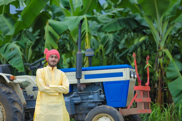 Indisches Bauernporträt mit Traktor