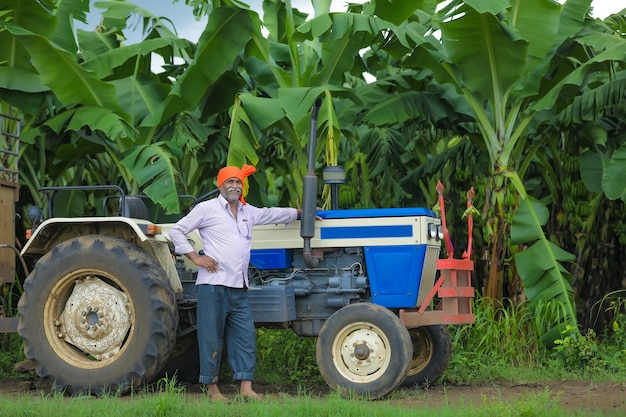 Indisches Bauernporträt mit Traktor