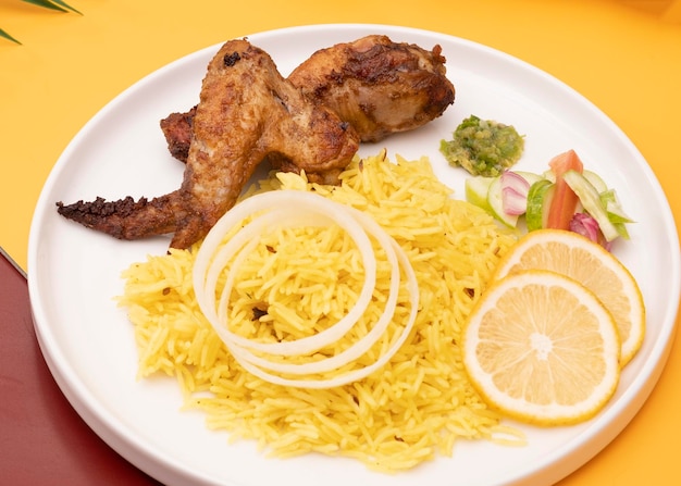 Indisches Chicken Tandoori mit Briyani-Reis. Ein berühmtes traditionelles indisches Essen. Selektiver Fokus. Nah dran