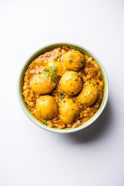 Indisches Dum Aloo Curry mit Bratkartoffeln und Gewürzen, serviert in einer Schüssel