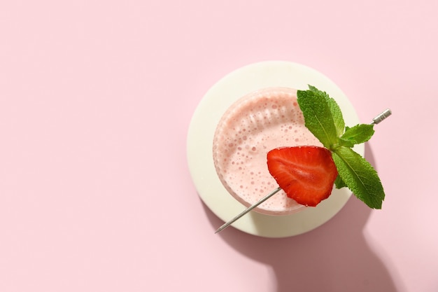 Indisches Erdbeer-Lassi oder Milchshake auf rosa Hintergrund