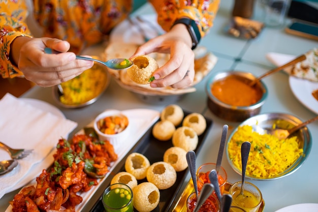 Indisches Essen Currybutterhuhn Palak Paneer Chiken Tikka Biryani Gemüsecurry Papad Dal Palak Sabji Jira Alu Reis mit Safran auf dem Tisch