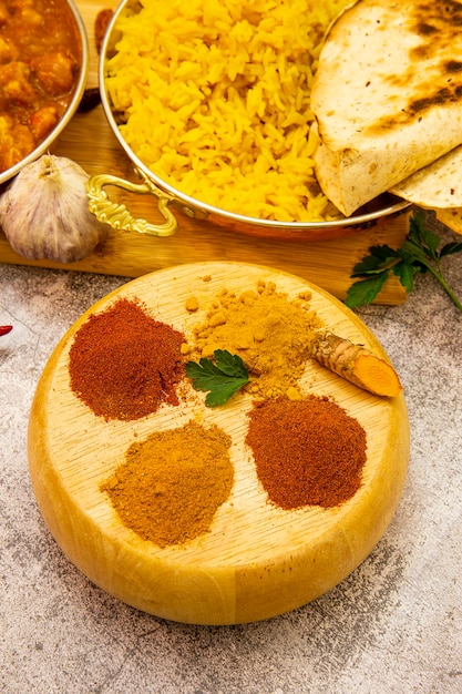 Indisches Essen. Gewürze: Curry, Kurkuma, scharfe und milde Paprika auf Betonoberfläche