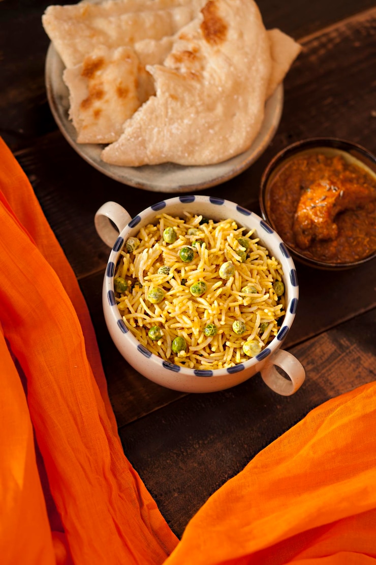 Foto indisches essen, plain naan, mutter panee
