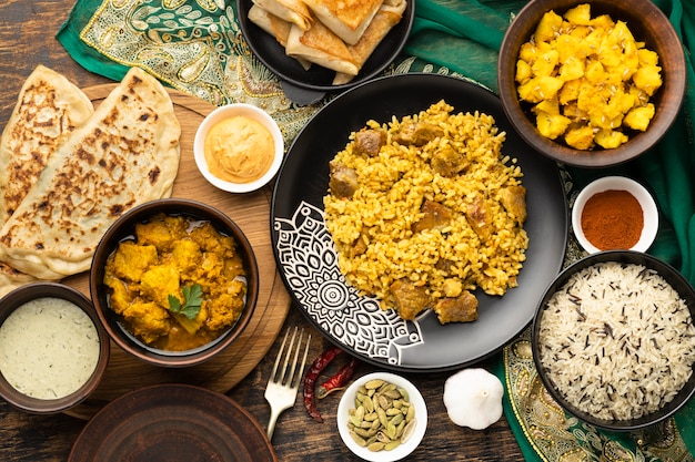 Indisches Essensarrangement mit Sari-Draufsicht