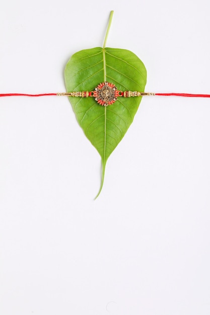 Indisches Fest Raksha Bandhan Ein traditionelles indisches Armband, das ein Symbol der Liebe zwischen Brüdern und Schwestern ist