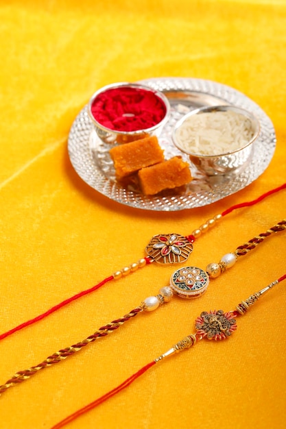 Indisches Fest Raksha Bandhan Ein traditionelles indisches Armband, das ein Symbol der Liebe zwischen Brüdern und Schwestern ist