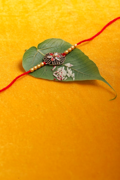 Indisches Fest Raksha Bandhan Ein traditionelles indisches Armband, das ein Symbol der Liebe zwischen Brüdern und Schwestern ist