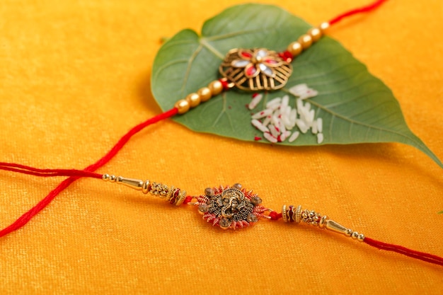 Indisches Fest Raksha Bandhan Ein traditionelles indisches Armband, das ein Symbol der Liebe zwischen Brüdern und Schwestern ist