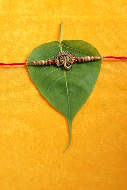 Indisches Fest Raksha Bandhan Ein traditionelles indisches Armband, das ein Symbol der Liebe zwischen Brüdern und Schwestern ist