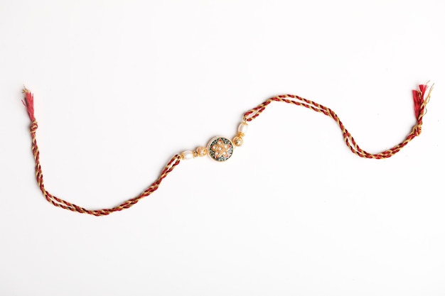 Indisches Fest Raksha Bandhan Ein traditionelles indisches Armband, das ein Symbol der Liebe zwischen Brüdern und Schwestern ist