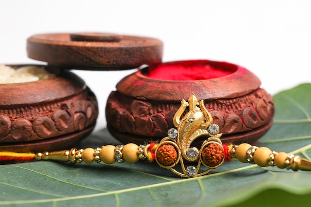 Foto indisches fest raksha bandhan ein traditionelles indisches armband mit kumkum und rise