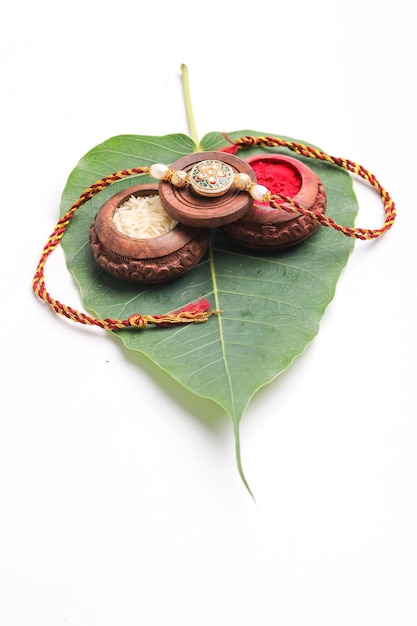 Foto indisches fest raksha bandhan ein traditionelles indisches armband mit kumkum und rise