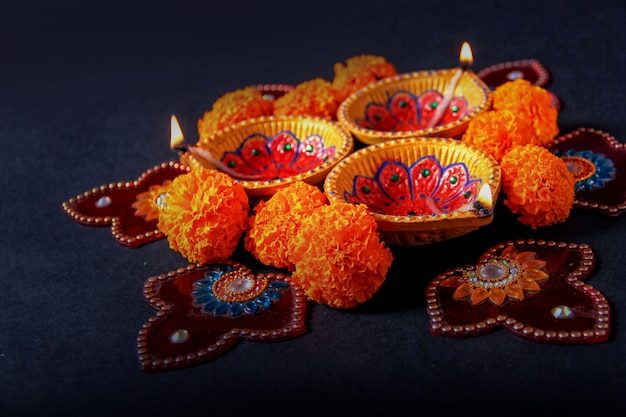 Foto indisches festival diwali, diwali-lampe und blume rangoli