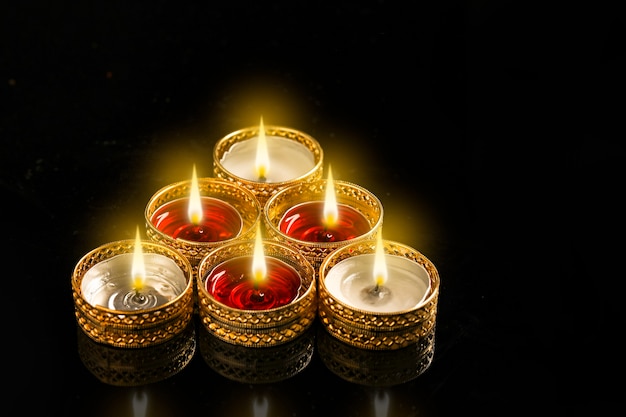 Indisches Festival Diwali, Kerze auf dunklem Hintergrund