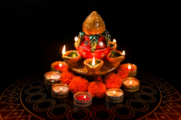 Indisches Festival Diwali, Öllampe und Blumenmuster auf dunklem Hintergrund