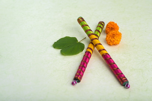 Indisches Festival Dussehra mit goldenen Blättern (Bauhinia racemosa) und Ringelblumenblüten mit Dandiya-Stöcken.