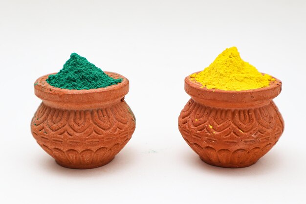 Indisches Festival Holi Konzept Schüssel mit Farben von Holi auf weißem Hintergrund