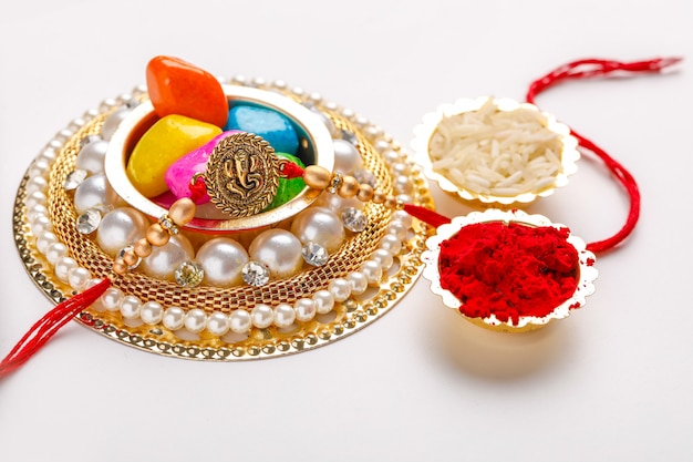 Indisches Festival Raksha Bandhan, farbenfroher Designer Rakhi oder Wrist Band