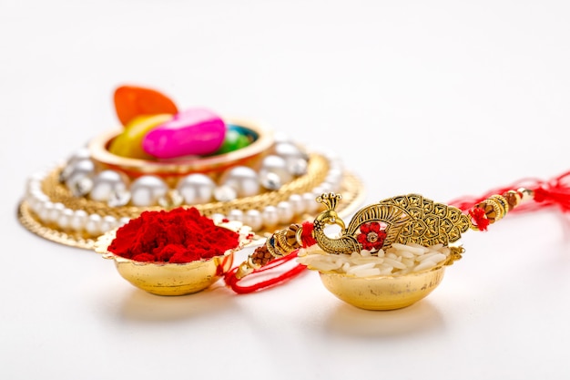 Indisches Festival Raksha Bandhan, farbenfroher Designer Rakhi oder Wrist Band