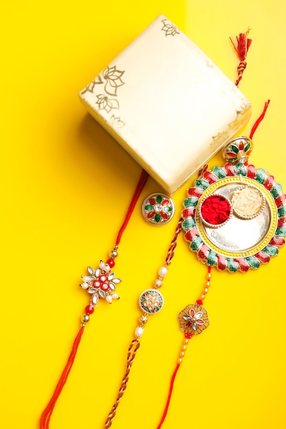 Indisches Festival Raksha Bandhan Puja Thali und Rakhi oder Armband