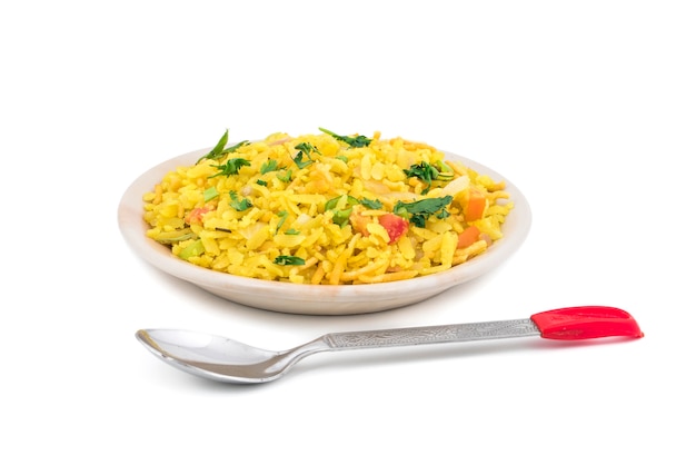 Indisches Frühstück Dish Poha auf weißem Hintergrund