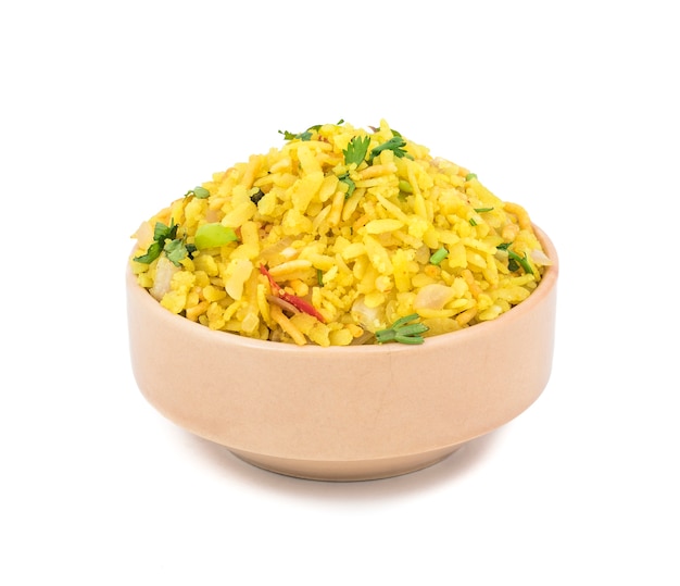 Indisches Frühstück Dish Poha auf weißem Hintergrund