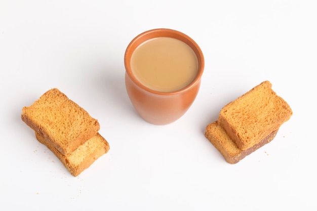 Indisches Frühstück. Tee und Zwieback auf weißem Hintergrund.