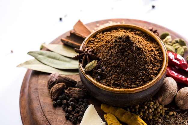 Indisches Garam-Masala-Pulver in Schüssel und seine Zutaten bunte ...