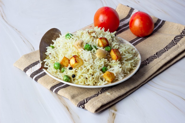 Indisches Gemüse-Biryani oder Gemüse-Pulav mit Käse und grünen Erbsen