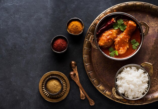 Indisches Gericht Spicy Chicken Curry Masala. Würzige Hähnchenkeulen mit Reis