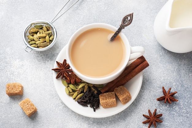Indisches Getränk Masala Tee mit Milch und Gewürzen. Kardamom klebt Zimtsternanisrohrzucker.