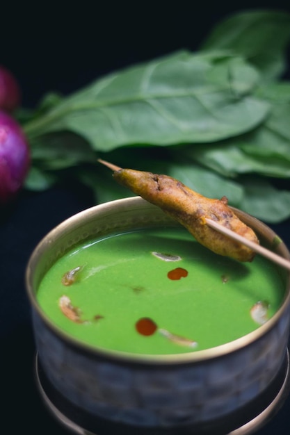 Foto indisches grünes chutney serviert mit pakora.