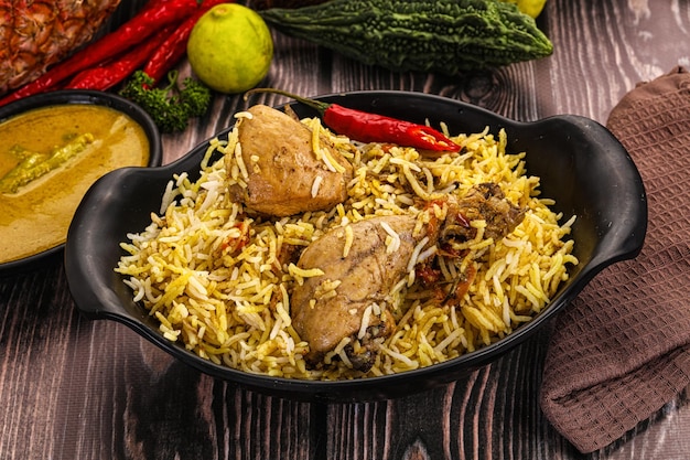 Indisches Hühnerbiryani mit Basmati-Reis