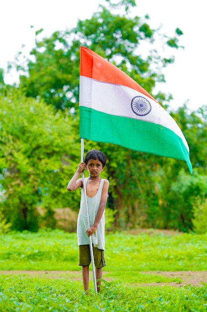 Indisches Kind, das Unabhängigkeits- oder Republiktag von Indien feiert
