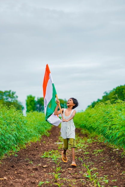 Indisches Kind, das Unabhängigkeits- oder Republiktag von Indien feiert