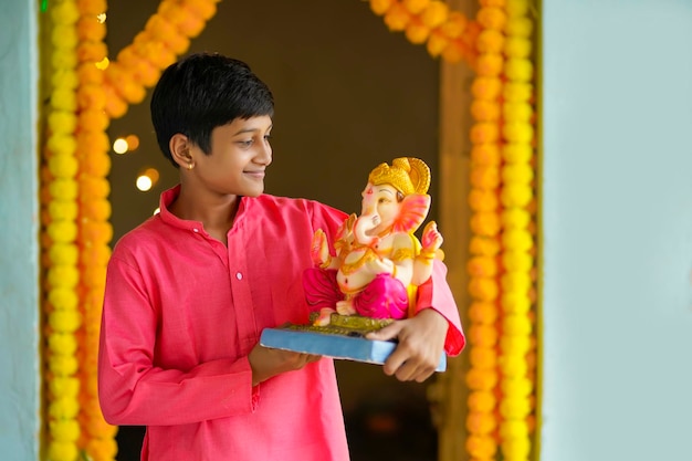 Indisches kleines Kind feiert Lord Ganesha Festival.