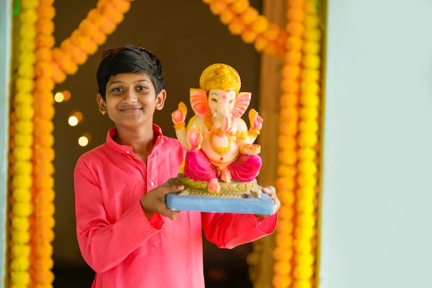 Indisches kleines Kind feiert Lord Ganesha Festival.