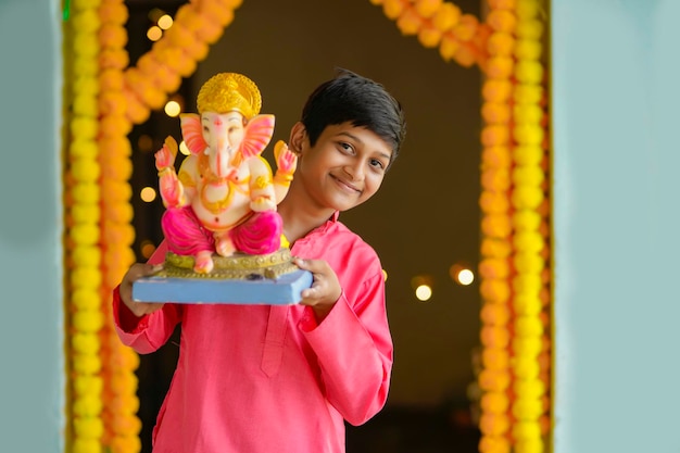 Indisches kleines Kind feiert Lord Ganesha Festival.