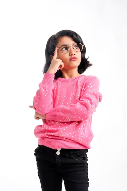 Indisches kleines Mädchen mit Brille und Ausdruck