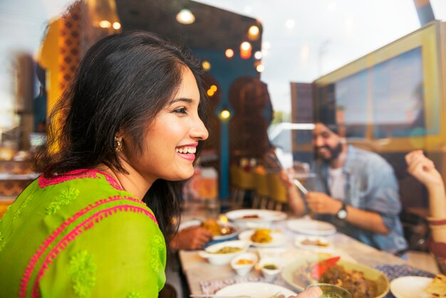 Indisches Lebensmittel, das Küche-Zusammengehörigkeits-Konzept isst