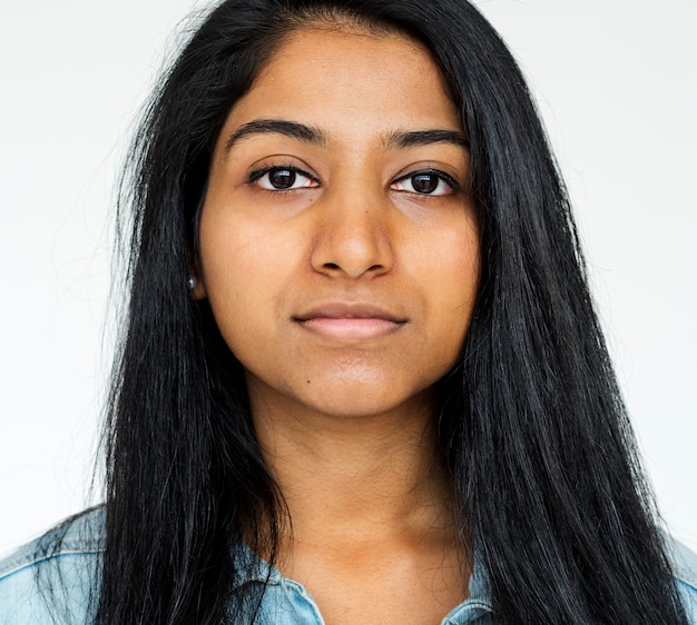 Indisches Mädchen lässig Studio portrait