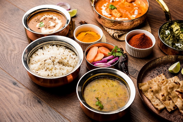Indisches Mittag- oder Abendessen Hauptgericht in der Gruppe beinhaltet Paneer Butter Masala, Dal Makhani, Palak Paneer, Roti, Reis usw., Selektiver Fokus