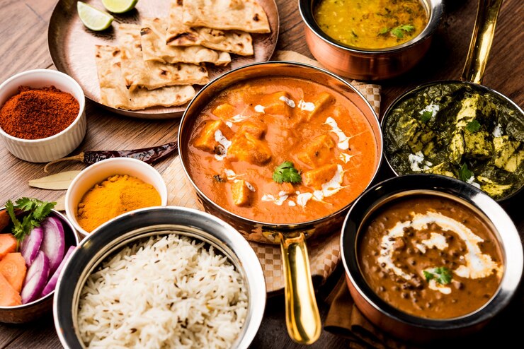 Foto indisches mittag- oder abendessen hauptgericht in der gruppe beinhaltet paneer butter masala, dal makhani, palak paneer, roti, reis usw., selektiver fokus