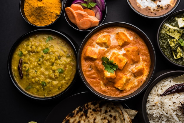 Indisches Mittag- oder Abendessen Hauptgericht in der Gruppe beinhaltet Paneer Butter Masala, Dal Makhani, Palak Paneer, Roti, Reis usw., Selektiver Fokus