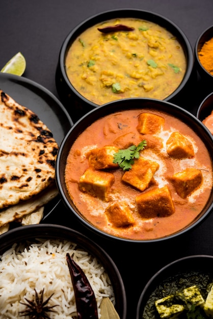 Indisches Mittag- oder Abendessen Hauptgericht in der Gruppe beinhaltet Paneer Butter Masala, Dal Makhani, Palak Paneer, Roti, Reis usw., Selektiver Fokus