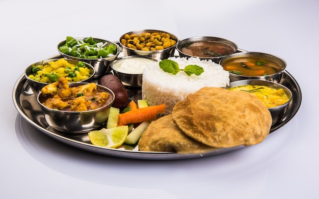 Indisches oder hinduistisches Veg Thali, auch bekannt als Essensplatte, ist ein komplettes Mittag- oder Abendessen, Nahaufnahme, selektiver Fokus