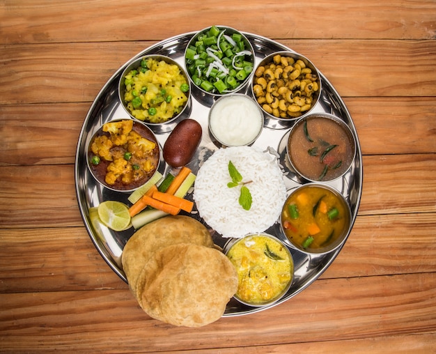 Indisches oder hinduistisches Veg Thali, auch bekannt als Essensplatte, ist ein komplettes Mittag- oder Abendessen, Nahaufnahme, selektiver Fokus