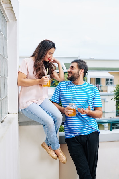 Indisches Paar auf Wohnungsbalkon