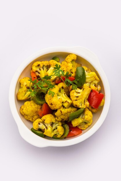 Indisches Phool Gobi Shimla Mirch Sabji Rezept oder Capsicum Blumenkohl Sabzi ein gesundes und hausgemachtes Trockengemüsegericht